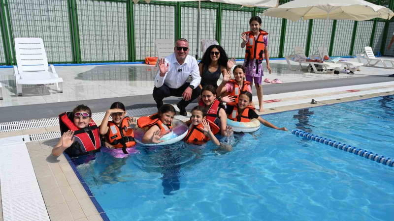 Karacabey’de yenilenen açık yüzme havuzu hizmete girdi