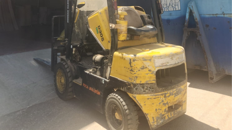 Forkliftle çarpışan motosikletli ağır yaralandı