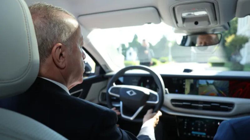 Erdoğan Togg T10F'nin direksiyonunda