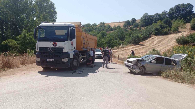 Otomobil ve kamyon kafa kafaya çarpıştı