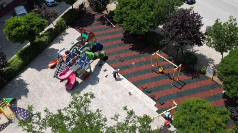 İnegöl’de 7 mahallede 22 parkın zemini yenileniyor