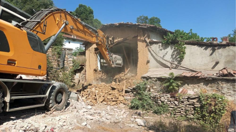 Osmangazi'de tehlikeli metruk binalar yıkıldı