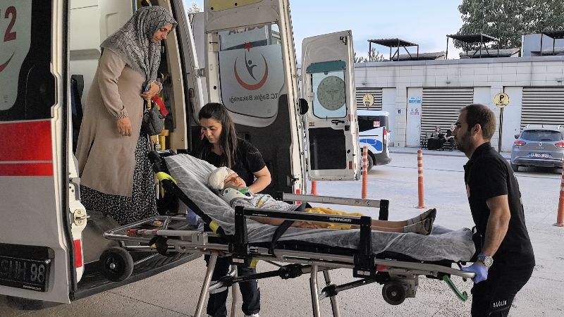 Sürgülü kapının altında kalan çocuk ağır yaralandı