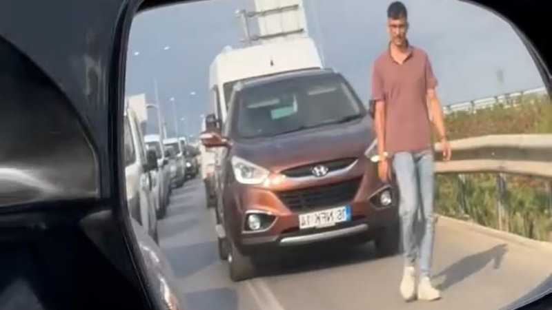 Emniyet şeridini ihlal edenleri, yürüyerek cezalandırdı