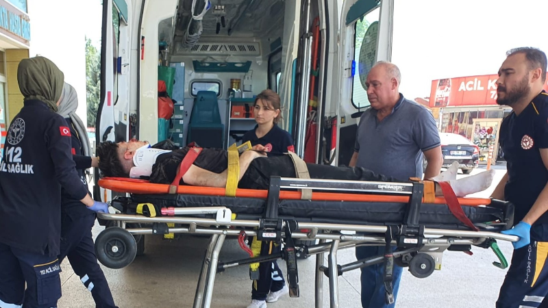 Bursa'da motosiklet dolmuş durağına daldı