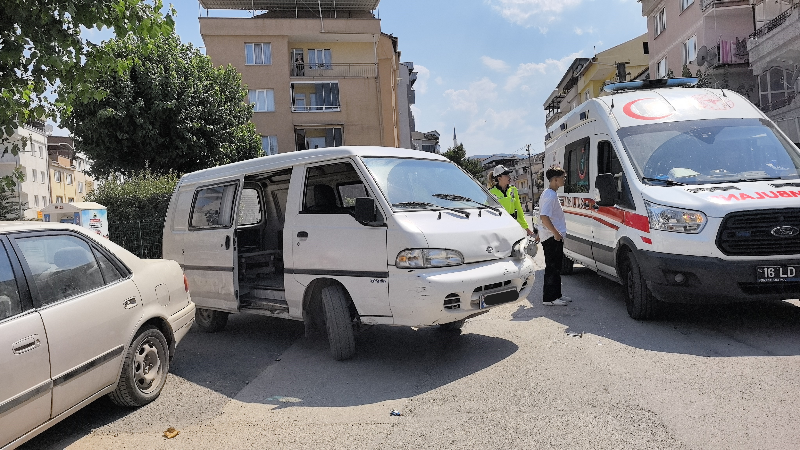 Minibüs ile motosiklet çarpıştı! 2 yaralı