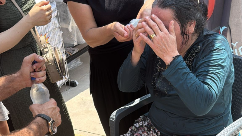 Mersin’de bir mağaza açılışında yaşanan izdihamda, yaşlı bir kadın fenalaştı