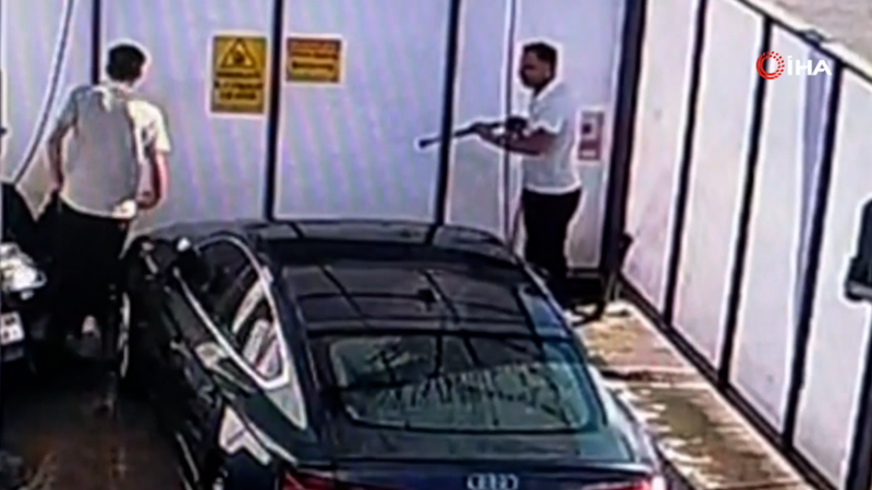 Motosikletli genç kız, benzinlikte yıkanan otomobile çarptı; o anlar güvenlik kamerasına yansıdı