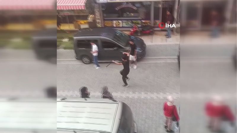 Sopayla tartıştığı kişiye saldırınca kalabalıktan dayak yedi