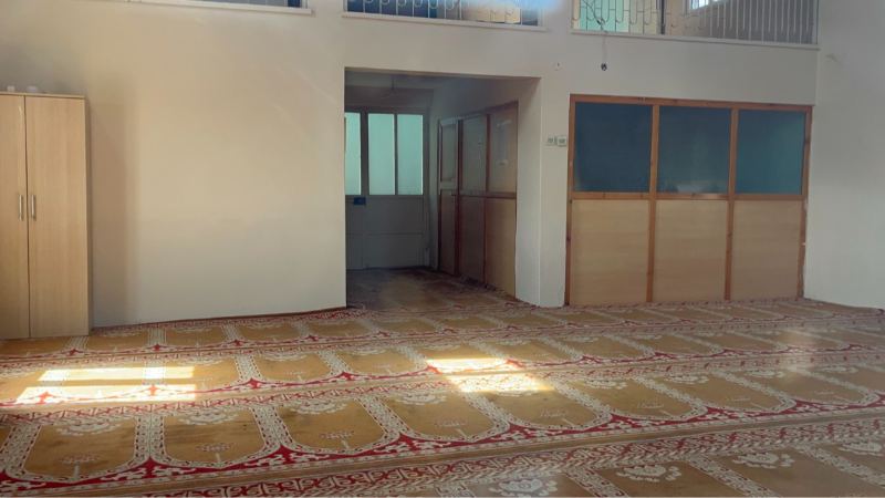 Yangında köy harabeye döndü, ancak caminin içi sapasağlam kaldı