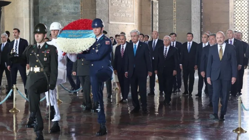 Kazakistan Cumhurbaşkanı Tokayev Anıtkabir'i ziyaret etti