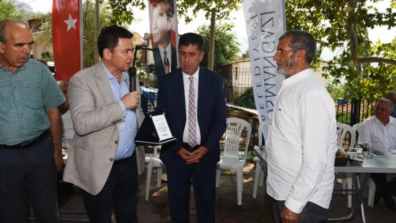 Başkan Aydın'dan  gönüllü temizlik elçilerine plaket
