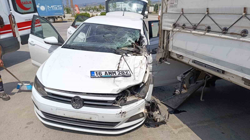 Otomobil kontrolden çıkıp tıra çarptı