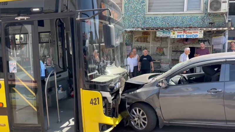 Otomobil, belediye otobüsüyle çarpıştı: 1’i çocuk 6 yaralı