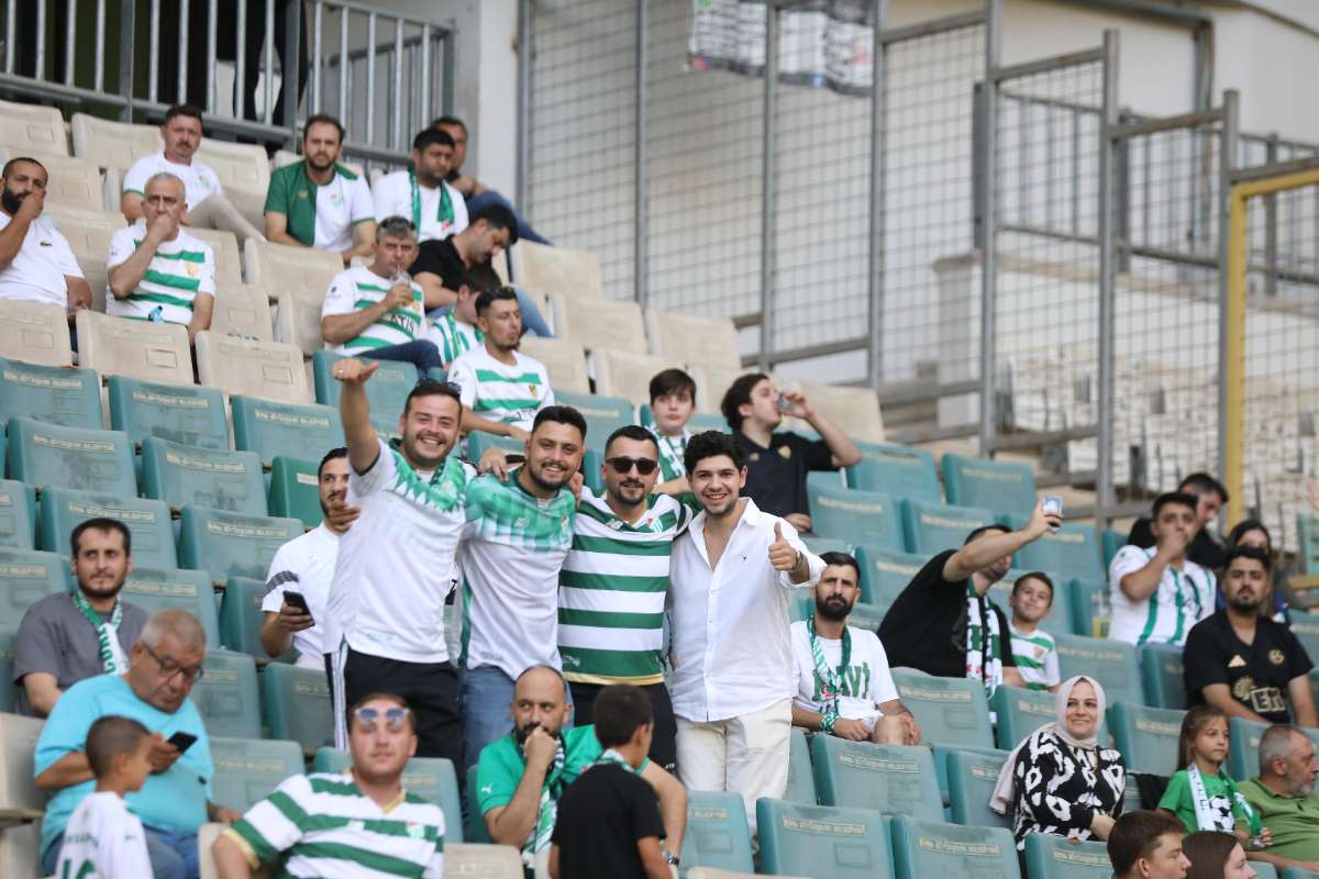 (FOTO GALERİ) Bursaspor-Eskişehirspor Dostluk Maçı Taraftar Fotoğrafları