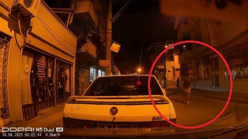 Ters yönden girdiği yolda araçlara çarptı aracını bırakıp koşarak kaçtı