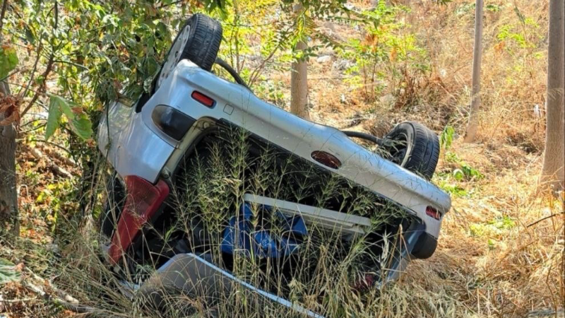 Mudanya'da otomobil uçuruma yuvarlandı