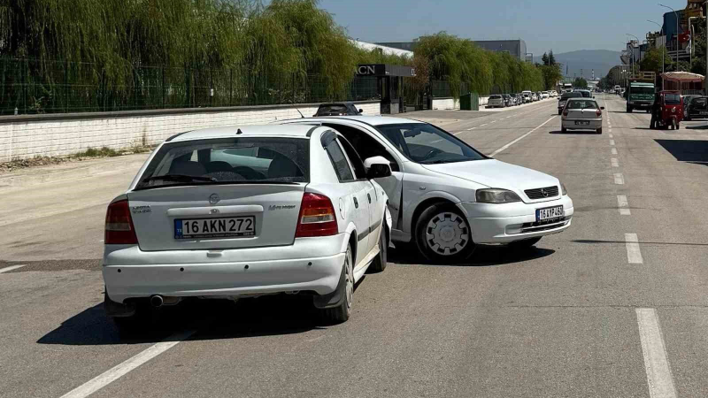 İnegöl'de otomobiller çarpıştı