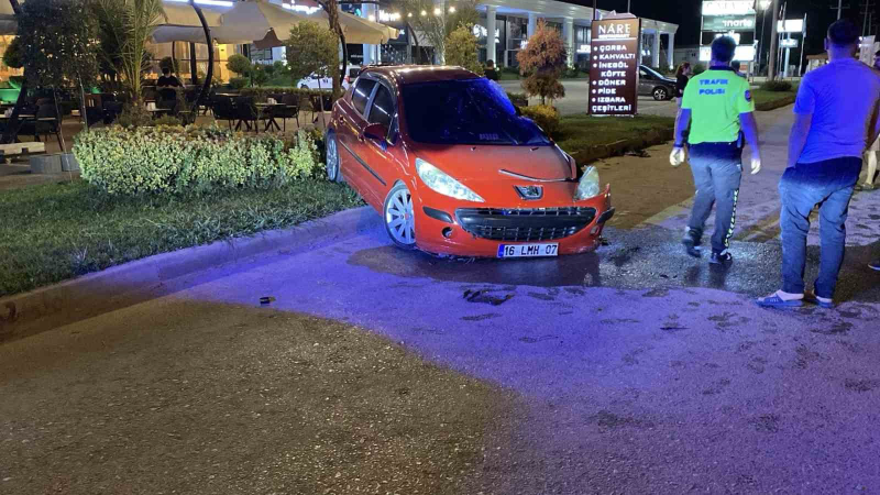 İnegöl'de kontrolden çıkan otomobil takla attı