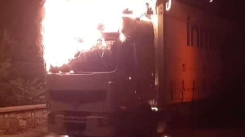 İnegöl'de park halindeki tır alev aldı