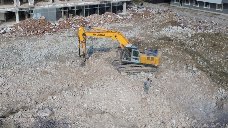 Müteahhit kendisini ihbar etti: Bina mühürlenerek yıkımı yapıldı
