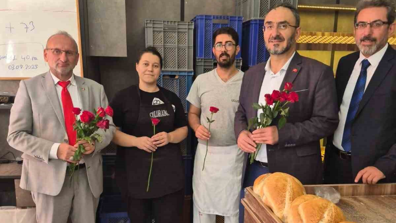 Mevlit Kandilini gül dağıtarak kutladılar