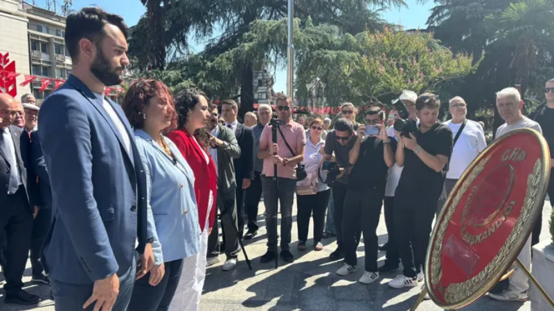 CHP’nin 102'nci yılına Bursa'dan çelenk