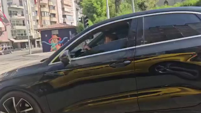 Küçük çocuğa trafikte otomobil kullandırdılar