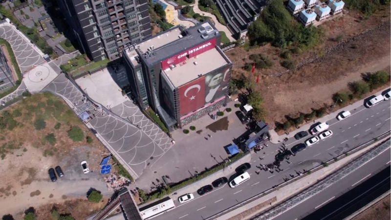 Sarıyer’deki CHP binası önünde bekleyiş sürüyor