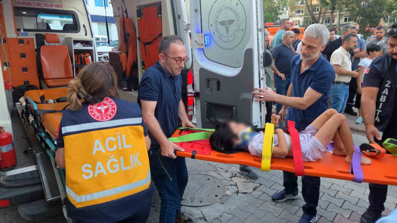 Motosiklet önce küçük çocuğa ardından otomobile çarptı