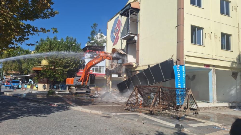 Sındırgı Depremi'nde hasar alan otel yıkıldı