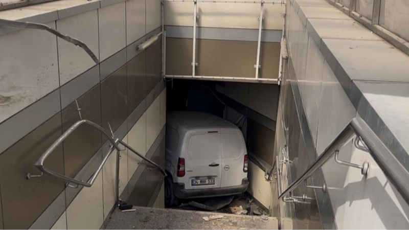 Ticari aracıyla metro istasyonuna daldı