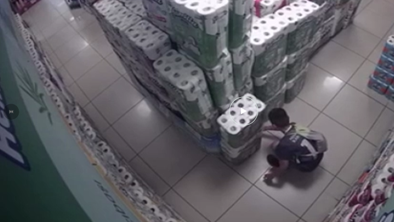 Müşteri gibi girdiği marketi kundaklayan çocuk kamerada