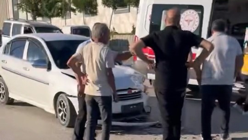 İnegöl'de 2 otomobil kafa kafaya çarpıştı