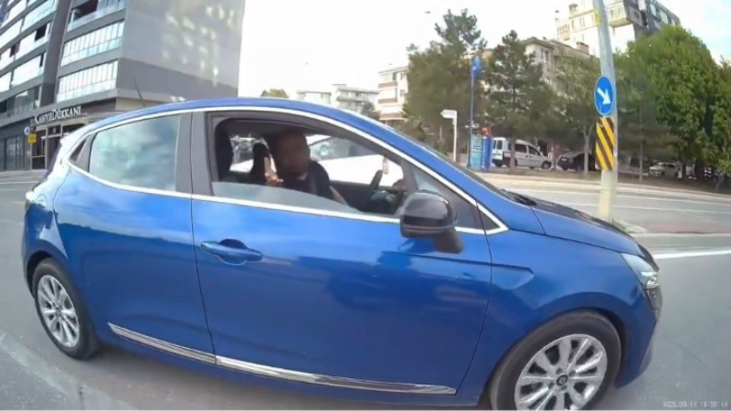 Yolda durduk yere tartıştılar