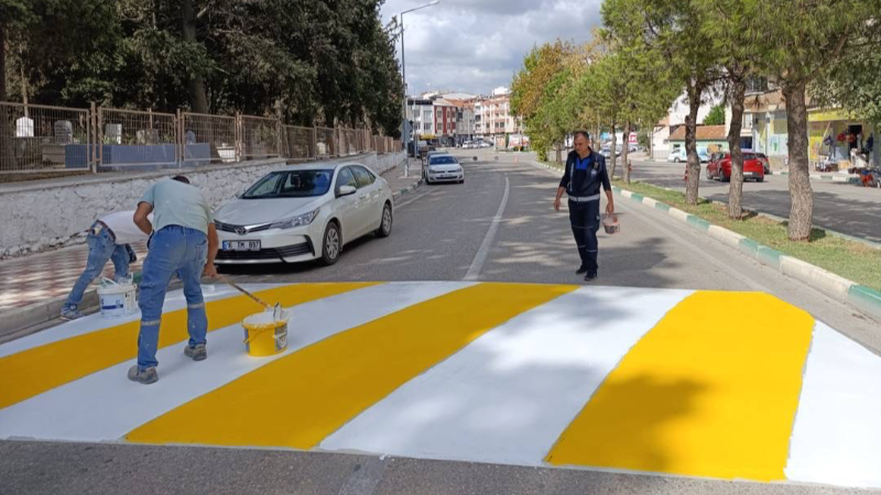 Karacabey’de okul önlerindeki yaya geçitleri yenileniyor