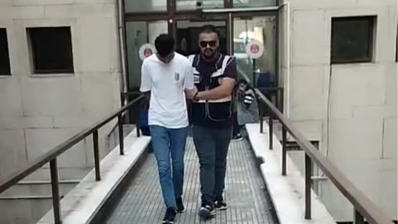 Polisi gören firari,ölü taklidi yaptı