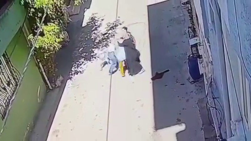 3 kadın, kucağında çocuğu olan anneyi tekme tokat dövdü