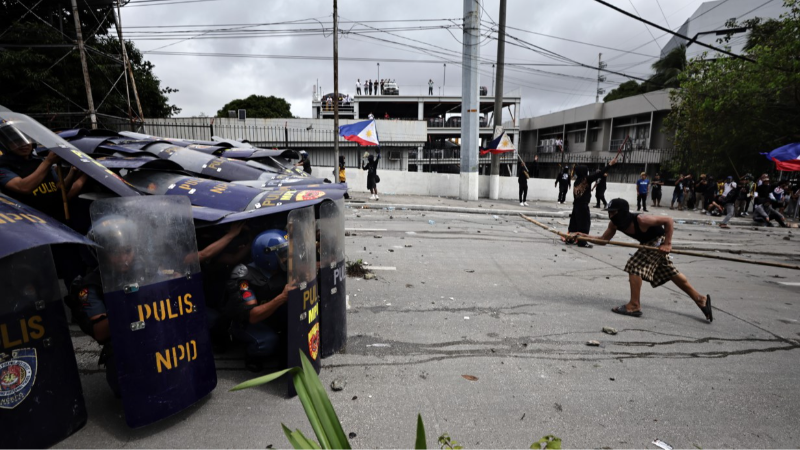 Filipinler’de on binlerce kişi yolsuzluk protestosu için sokaklara döküldü