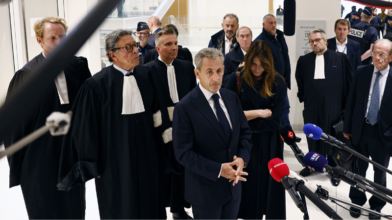 Fransa'nın eski Cumhurbaşkanı Sarkozy'e suç örgütü kurma suçundan 5 yıl hapis