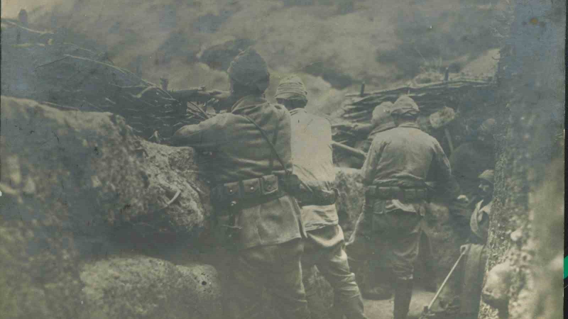 Türk askerleri, Çanakkale cephesinde düşmanla burun buruna siper kazdı