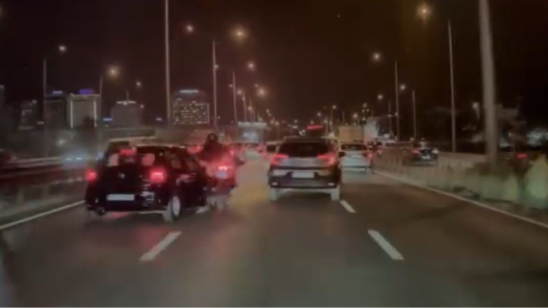 Nilüfer'de otomobilin çarptığı motosikletli yola savruldu