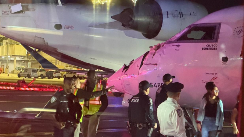 ABD’de LaGuardia Havalimanı'nda taksi sırasında iki yolcu uçağı çarpıştı