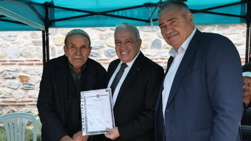 Ürünlü'de 275 hak sahibine imarlı tapu sevinci