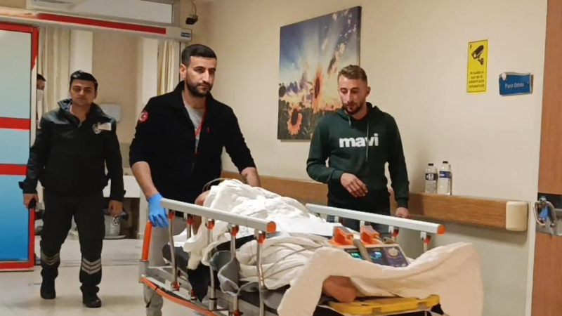 Bursa’da elektrik direğinden düşen 2 tekniker yaralandı