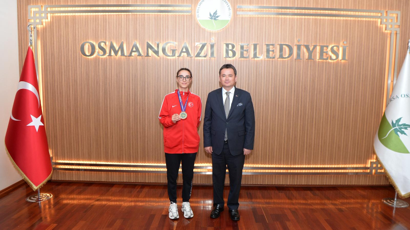 Başkan Erkan Aydın, Bursa’nın gururu şampiyon sporcuyu ağırladı