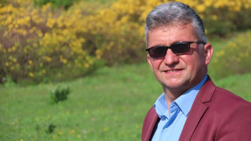 Sahnede kalp krizi geçiren sanatçı toprağa verildi
