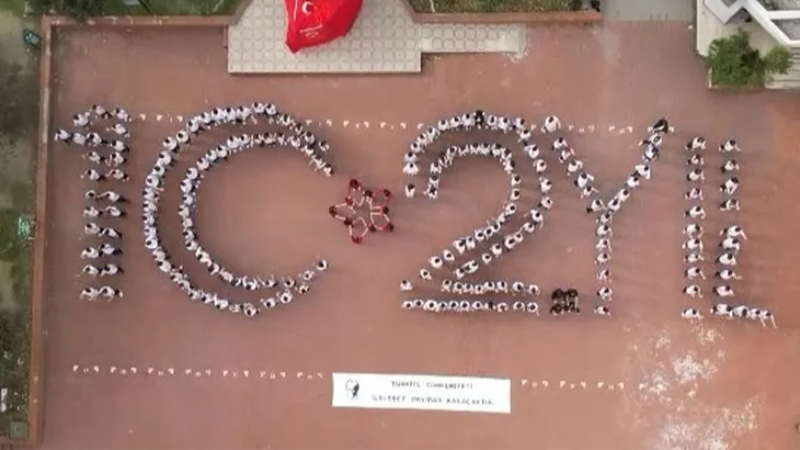 Bursa'da liselilerden 102. Yıl koreografisi