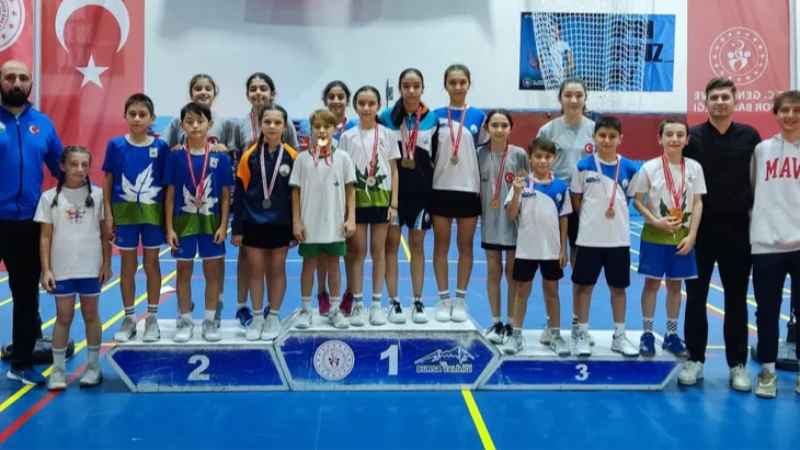 Osmangazili badmintoncular madalyaya doydu
