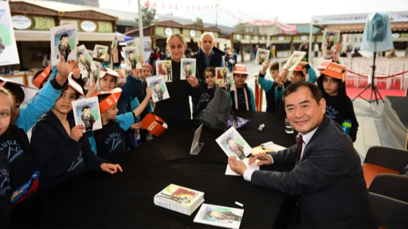 Osmangazi Kitap Fuarı zengin içeriğiyle sürüyor